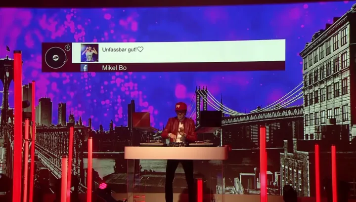 DJ Andre Siddi streamt Live im Club mit Lichteffekten.
